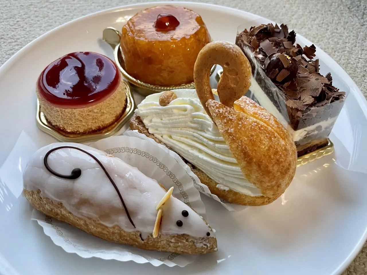 バリューの真実】スワン型シュークリームの作り方。スイーツ部「パフェ